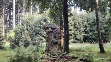 Trutnov, Emil Schwantner, Statue eines Hirsches in einem Stadtpark