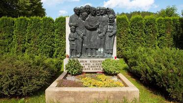 Trutnov, Emil Schwantner, Grabstein des sozialdemokratischen Abgeordneten Wilhelm Kiesewetter am Friedhof in Trutnov