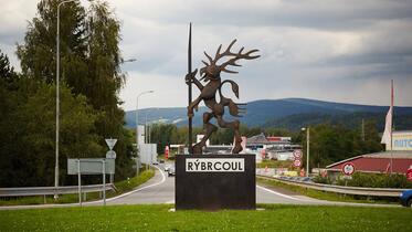 Trutnov, Statue von Rybrcoula am Kreisverkehr Richtung Berge