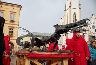 Trutnov, Krakonošovo náměstí, Stará radnice, sundávání draka, sejmutý drak