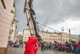 Trutnov, Krakonošovo náměstí, Stará radnice, sundávání draka