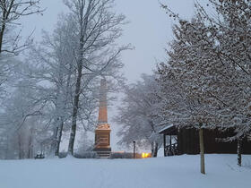Trutnov, Park a lesopark v zimě, památník ge.Gablenze