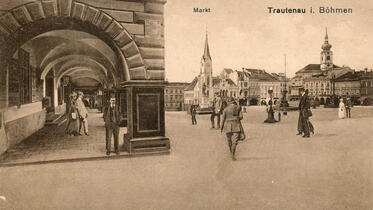 Trutnov, quest Kde jsem byl doma, prvorepublikové korzo na náměstí, dobová fotografie