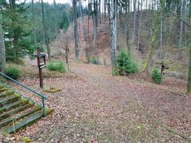 Malé Svatoňovice, křížová cesta, stoupání k rozhledně Žaltman