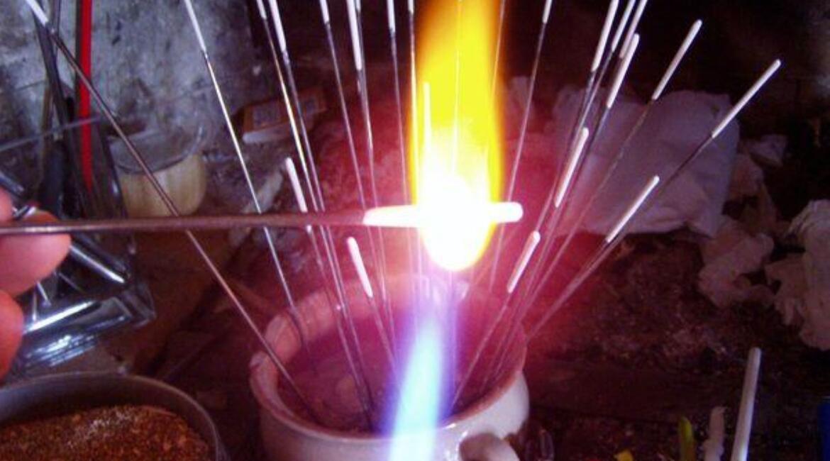 Kurz vinuté perle nad kahanem