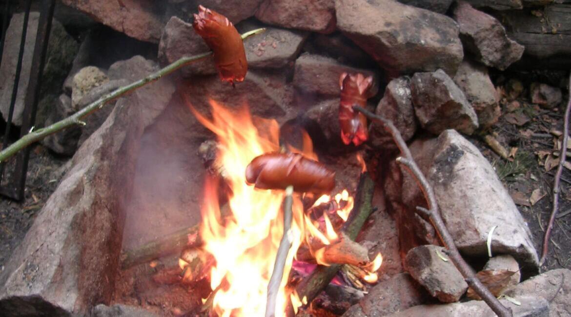 Opékání buřtů na Krakonošově náměstí