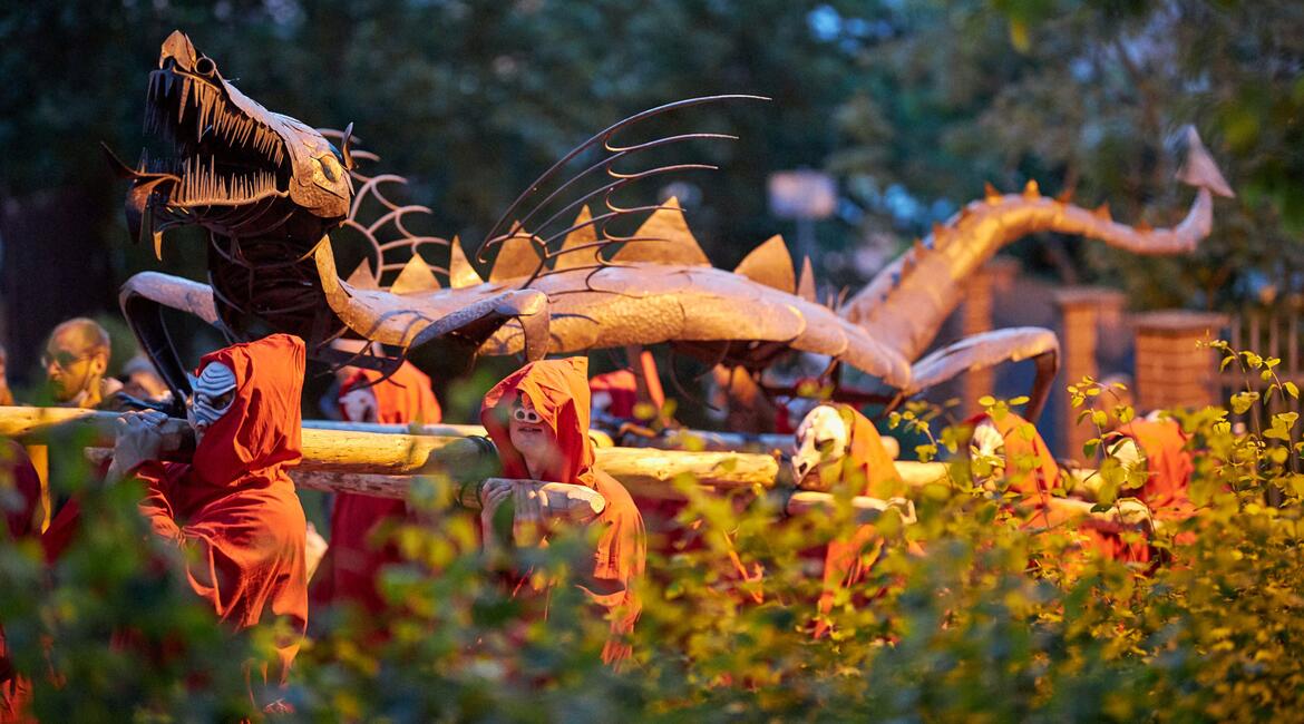 Trutnov, Už ho nesou!