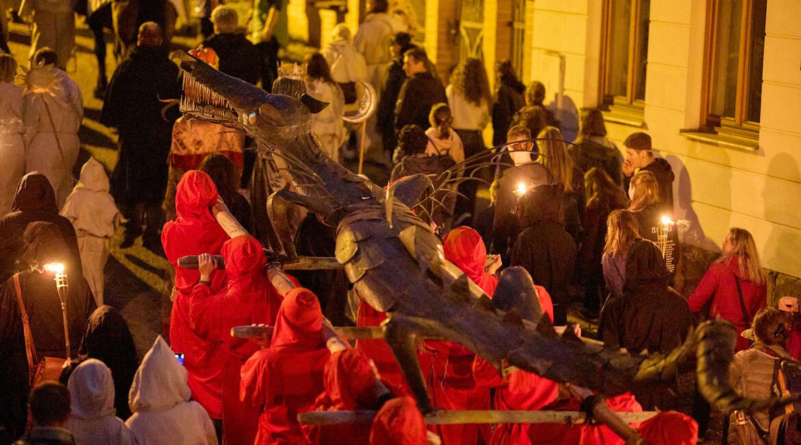 Trutnov, Už ho nesou!