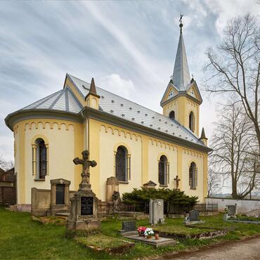 Trutnov, Voletinský okruh, Voletiny, kostel sv. Josefa a hřbitov