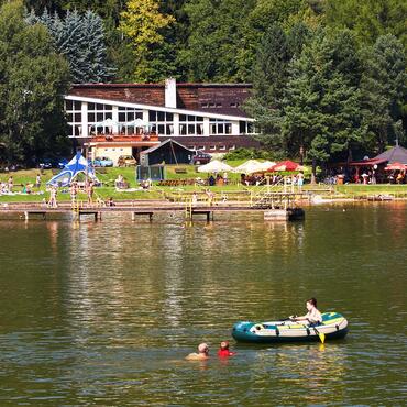 Trutnov, sportovní a rekreační areál Dolce s přírodním koupalištěm