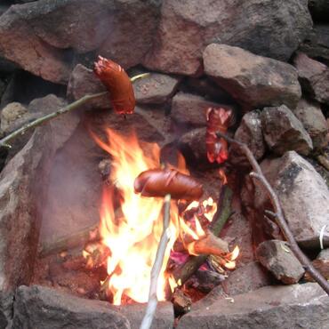 Trutnov, Krakonošovo náměstí, opékání buřtů